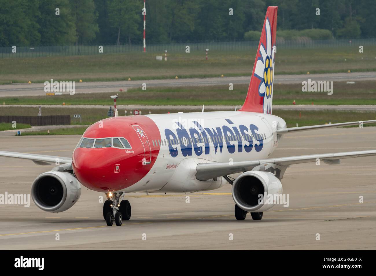 Zürich, Schweiz, 19. Mai 2023 Flugzeug HB-IJV Edelweiss Air Airbus A320-214 fährt über dem Vorfeld Stockfoto