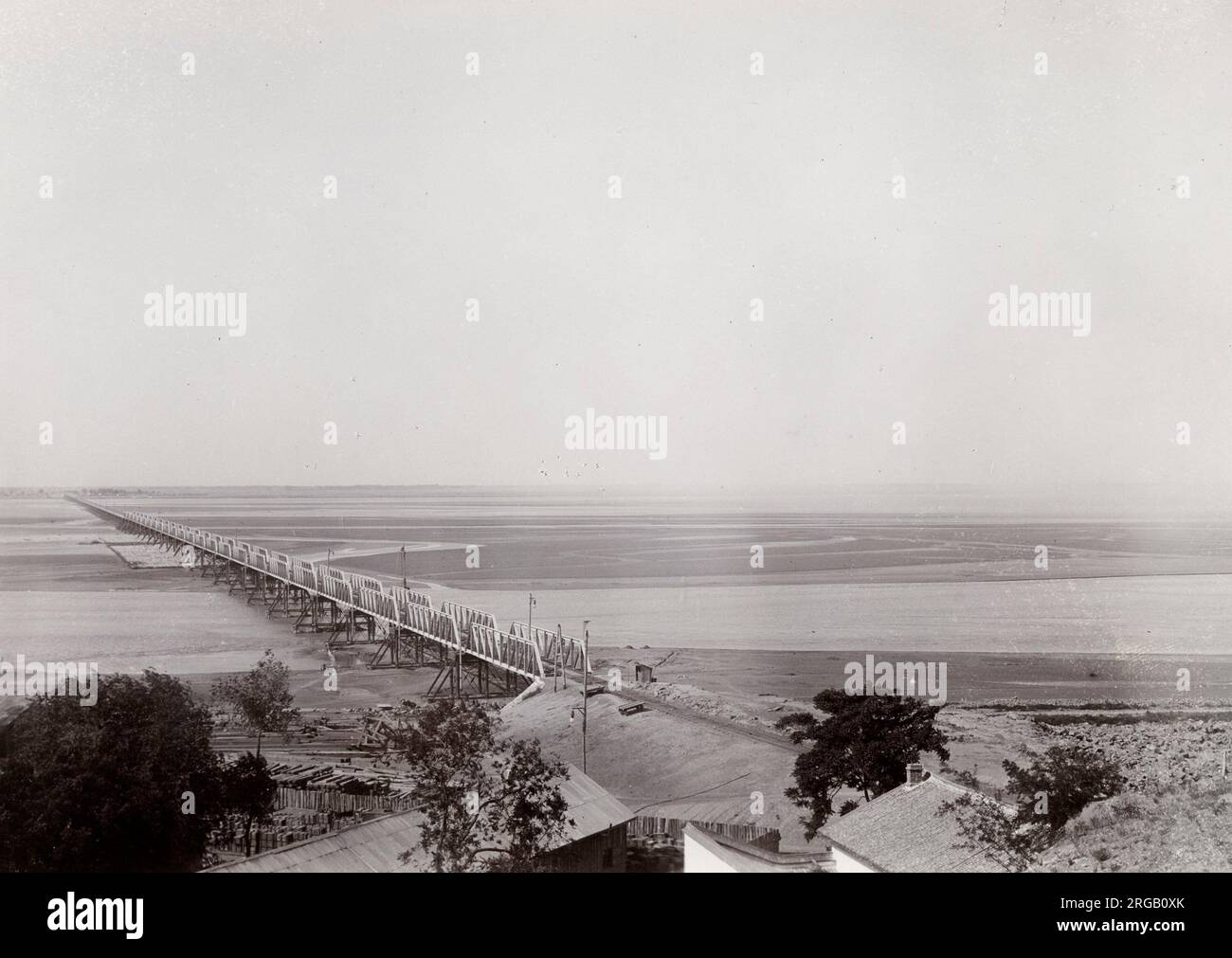 Foto aus dem frühen 20.. Jahrhundert: Auf der Rückseite als Brücke am Gelben Fluss, China, beschrifte. Stockfoto