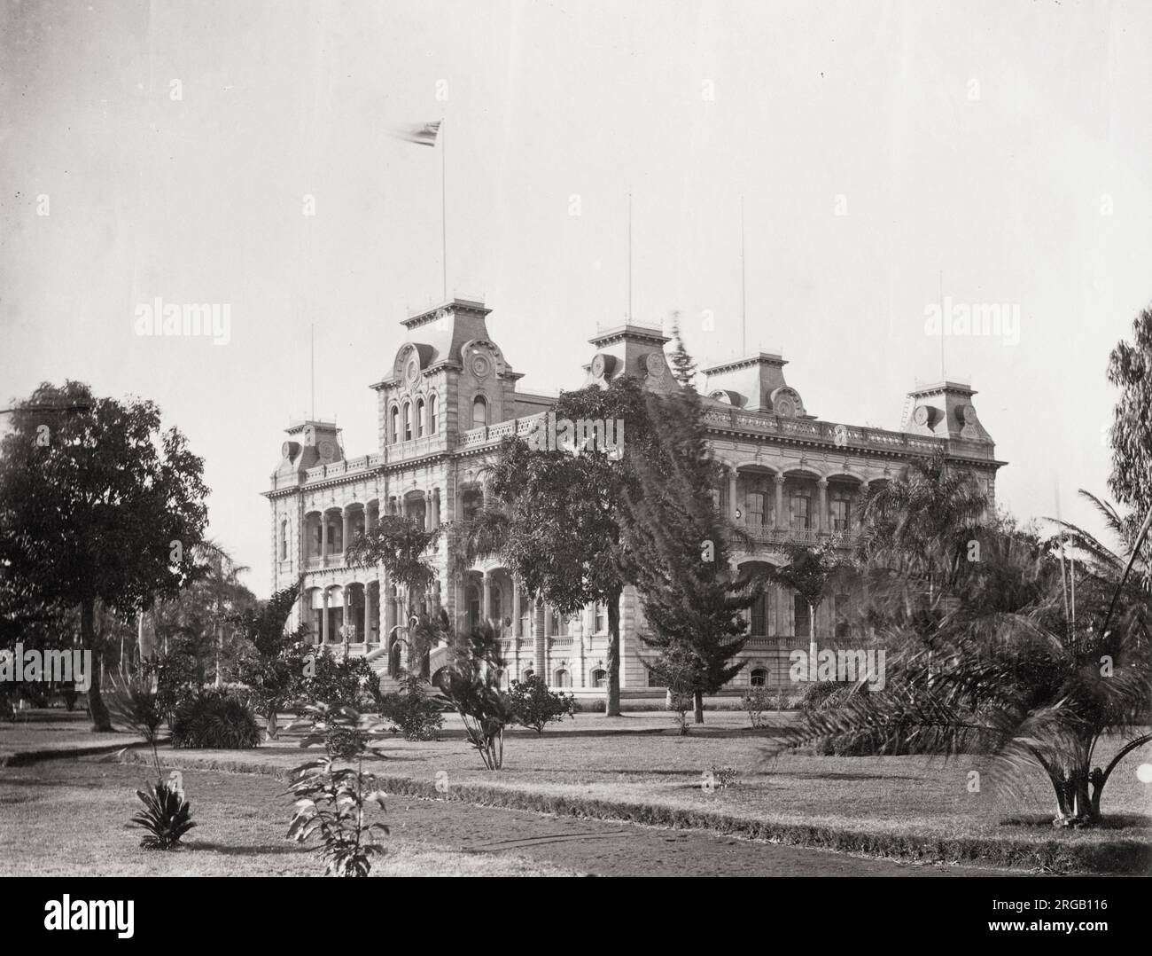 Oldtimer-Foto aus dem 19. Jahrhundert: Königlicher Palast, Honolulu, Hawaii. Der ÃŠÂ»Iolani-Palast war die königliche Residenz der Herrscher des Königreichs Hawaii, angefangen mit Kamehameha III unter der Kamehameha-Dynastie (1845) bis hin zu Königin LiliÃŠÂ»uokalani (1893) unter der KalÃ„Âkaua-Dynastie, die von ihrem Bruder König David KalÃ„Âkaua gegründet wurde. Stockfoto