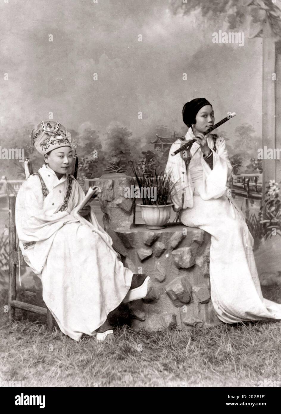 Chinesische perfomers, Mädchen palying eine Flöte, China, C., 1890 Stockfoto