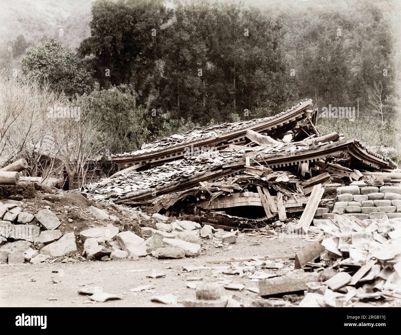 19. Jahrhundert Vintage-Foto: Erdbebenschäden in Japan um 1890, eingestürztes Haus. Stockfoto