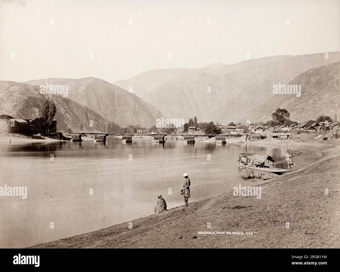 Oldtimer-Foto aus dem 19. Jahrhundert: Baramulla ist eine Stadt und eine Gemeinde im Stadtteil Baramulla im Gebiet der Indischen Union Jammu und Kaschmir. Es liegt am Ufer des Jhelum River stromabwärts von Srinagar, der Hauptstadt des Bundesstaates. Die Stadt hieß früher VÃ„ÂrÃ„ÂhamsÂ«la. Stockfoto