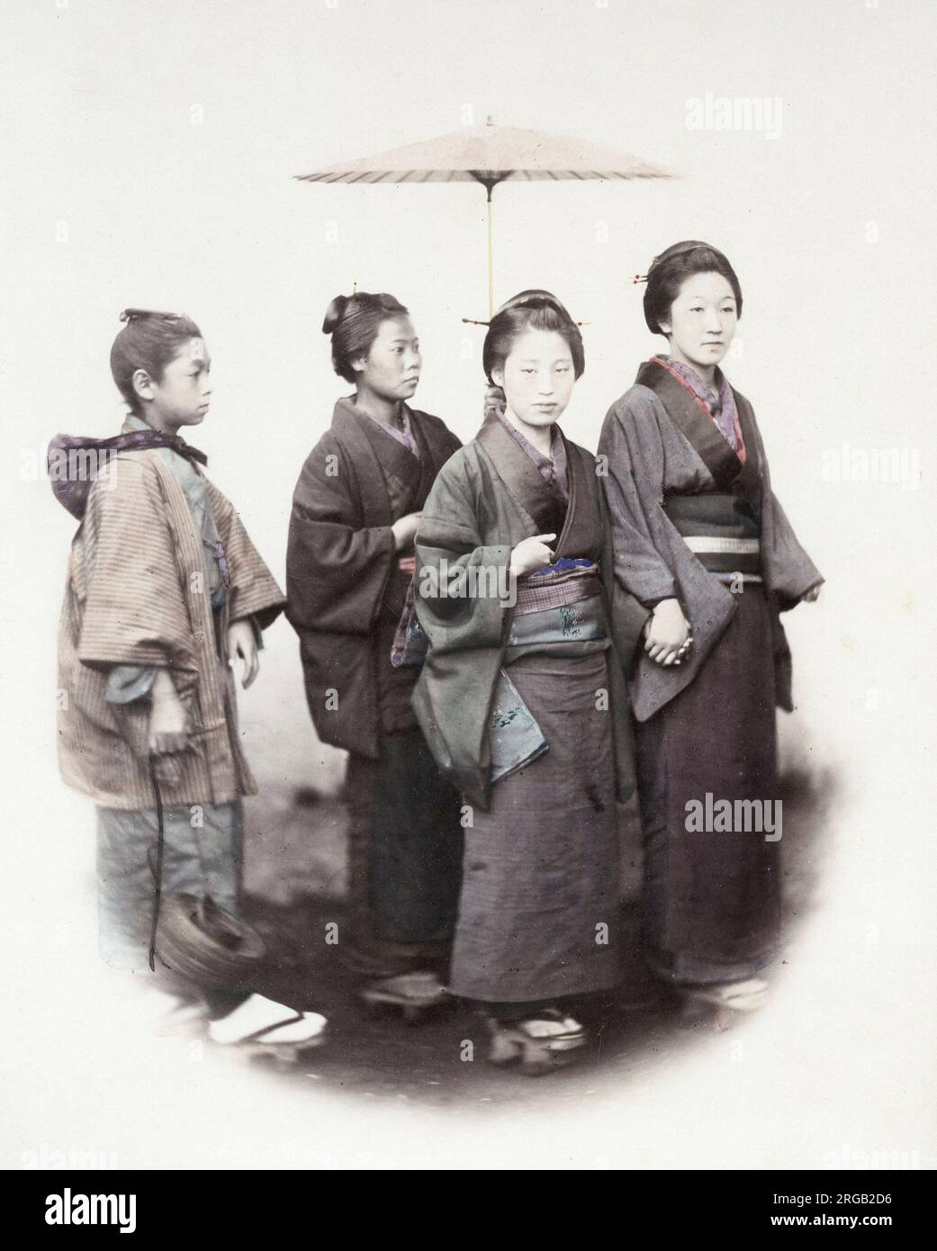 1860er Jahre Japan - Porträt einer Gruppe junger Frauen, die auf einen Spaziergang gehen Felice oder Felix Beato (1832. - 29. Januar 1909), italienisch-britischer Fotograf, der hauptsächlich in Indien, Japan und China arbeitet Stockfoto