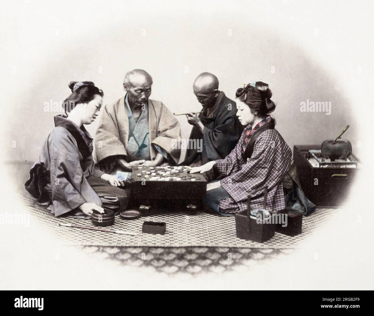 1860er Jahre Japan - Porträt einer Gruppe von Männern und Frauen, die Go-Brettspiel Felice oder Felix Beato spielen (1832. - 29. Januar 1909), italienisch-britischer Fotograf, der hauptsächlich in Indien, Japan und China arbeitet Stockfoto