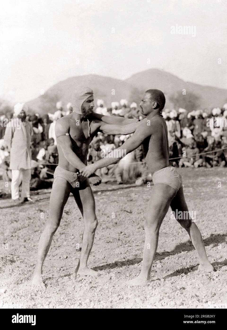 C. 1890 Indien - Ringer, die an einem Kampf Kampf Stockfoto