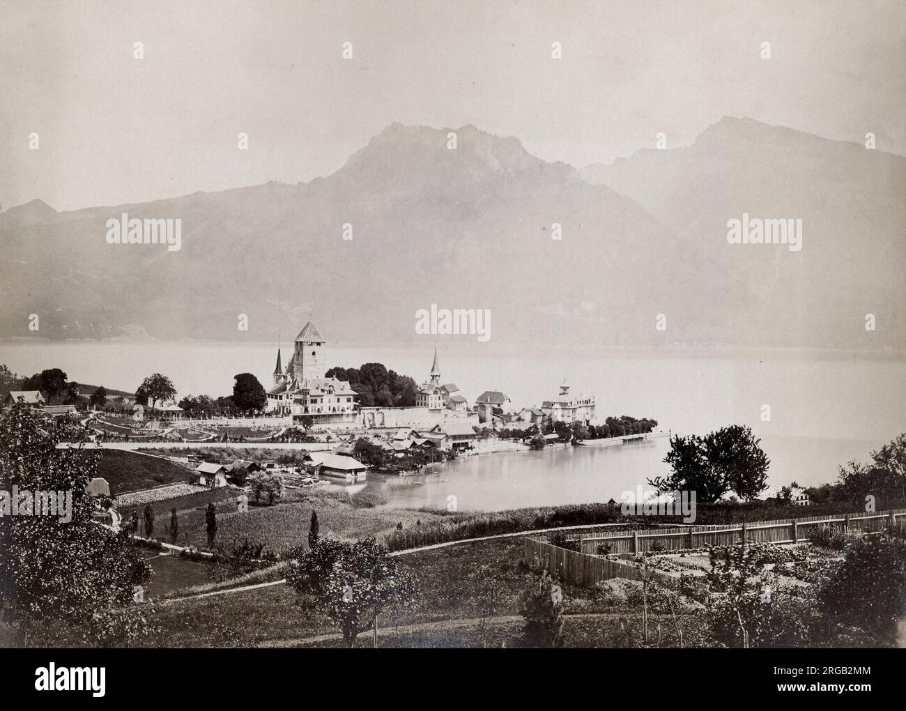 Foto aus dem späten 19. Jahrhundert - Dorf Spietz am Ufer des Thunersees, Schweiz Stockfoto