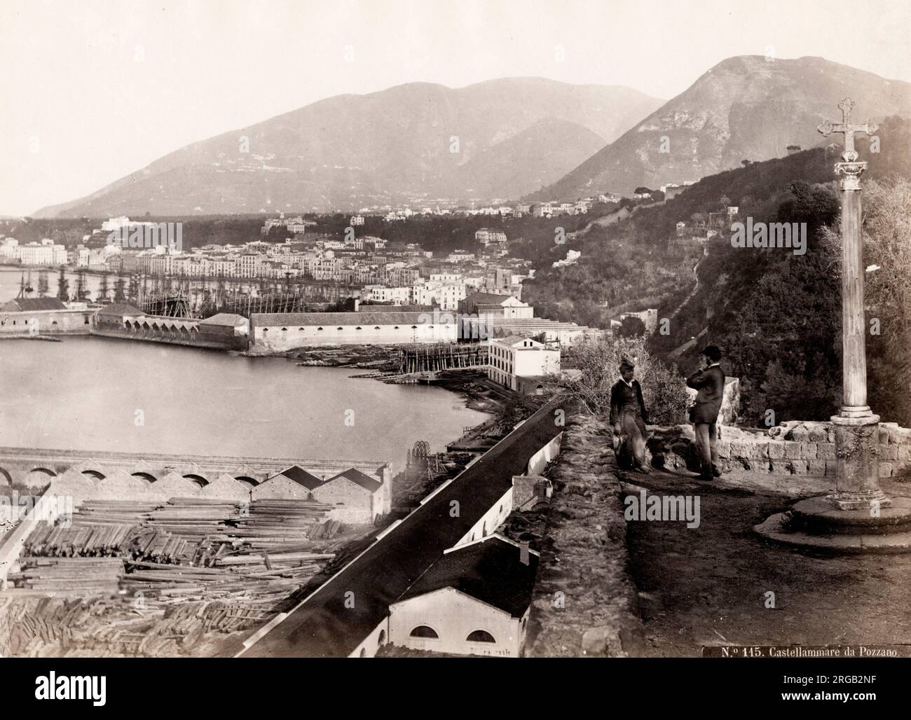 19. Jahrhundert Vintage-Foto: Ansicht von Castellammare. Castellammare di Stabia ist eine Gemeinde in der Metropolstadt Neapel, Region Kampanien, in Süditalien. Es liegt an der Bucht von Neapel etwa 30 Kilometer südöstlich von Neapel, auf der Route nach Sorrento. Stockfoto