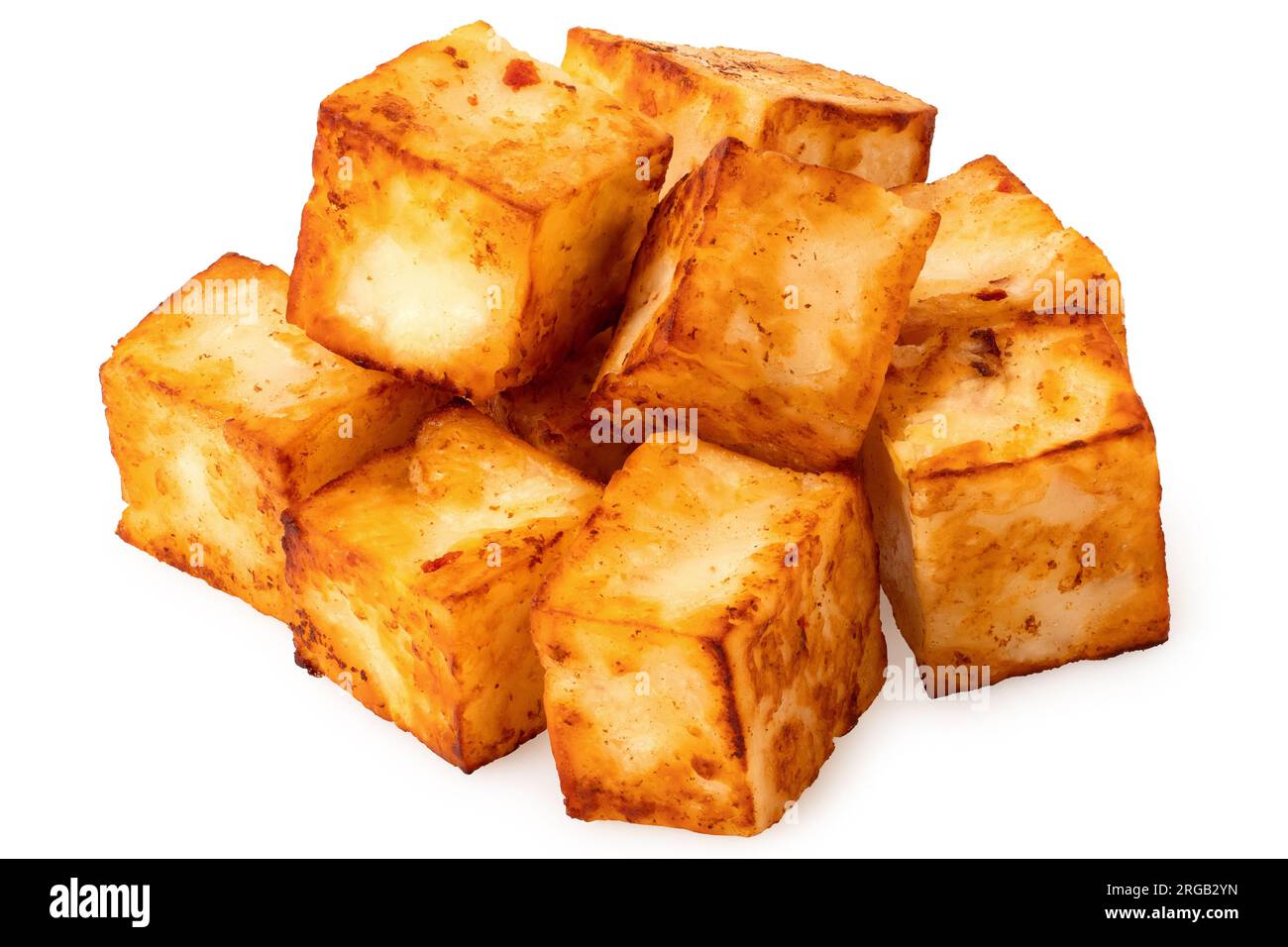 Gebratene Würfel Halloumi-Käse mit roten Chili, isoliert auf weiß. Stockfoto