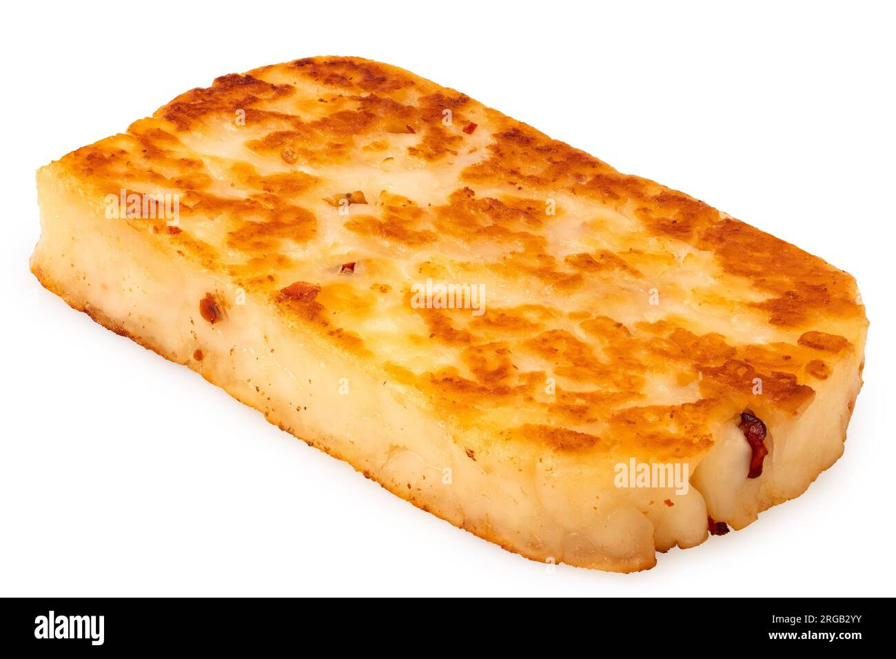Gebratene Scheibe Halloumi-Käse mit roter Chilischote, isoliert auf Weiß. Stockfoto