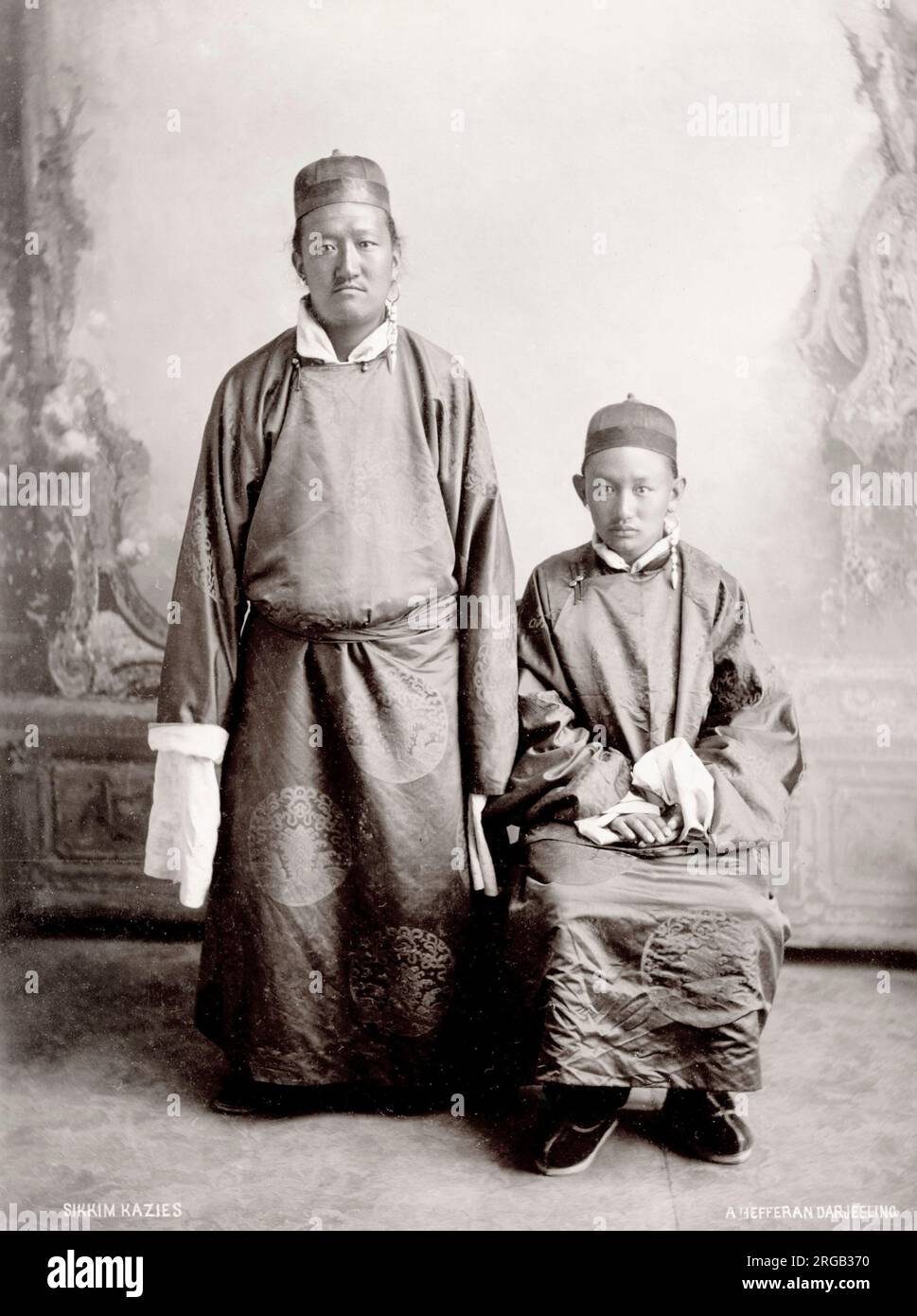 Vintage 19. Jahrhundert Foto: Lepcha Dzongpens oder Kazis, regionale Gouverneure, Sikkim. Stockfoto
