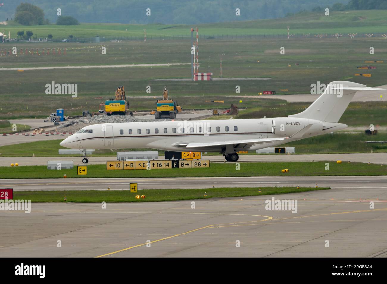 Zürich, Schweiz, 19. Mai 2023 M-LWCW Bombardier Global 7500 Business Aircraft fährt in seine Position Stockfoto