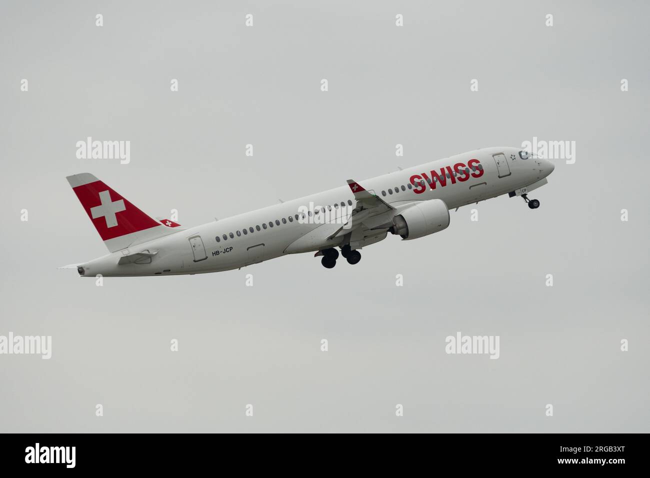 Zürich, Schweiz, 19. Mai 2023 HB-JCP Swiss International Airlines Bombardier CS-300 oder Airbus A220, die von der Landebahn 10 abfliegen Stockfoto