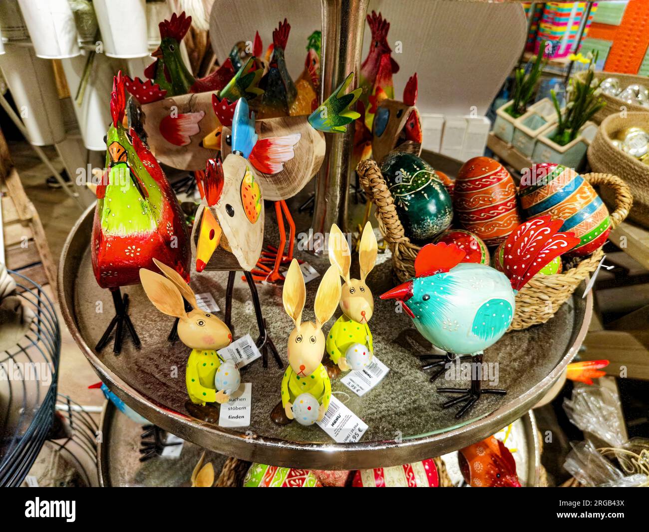 Berlin, Deutschland - 2. Februar 2023: Farbenfrohe Ausstellung in einem Shop für Dekorationen, Schnickschnack und Haushaltswaren. Stockfoto