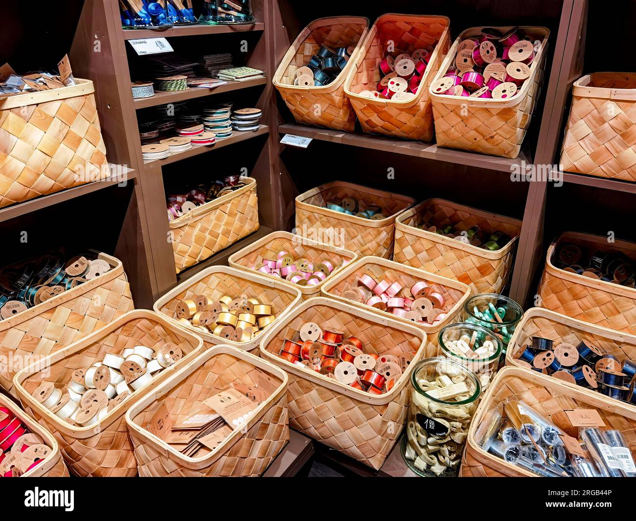 Berlin, Deutschland - 2. Februar 2023: Farbenfrohe Ausstellung in einem Shop für Dekorationen, Schnickschnack und Haushaltswaren. Stockfoto