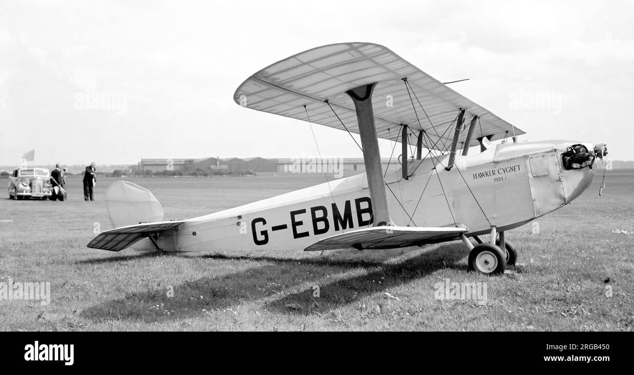 Hawker Cygnet G-EBMB (msn 2) auf der 1950. Royal Aeronautical Society Garden Party, die am 14. Mai 1950 am White Waltham Aerodrome stattfand. Stockfoto