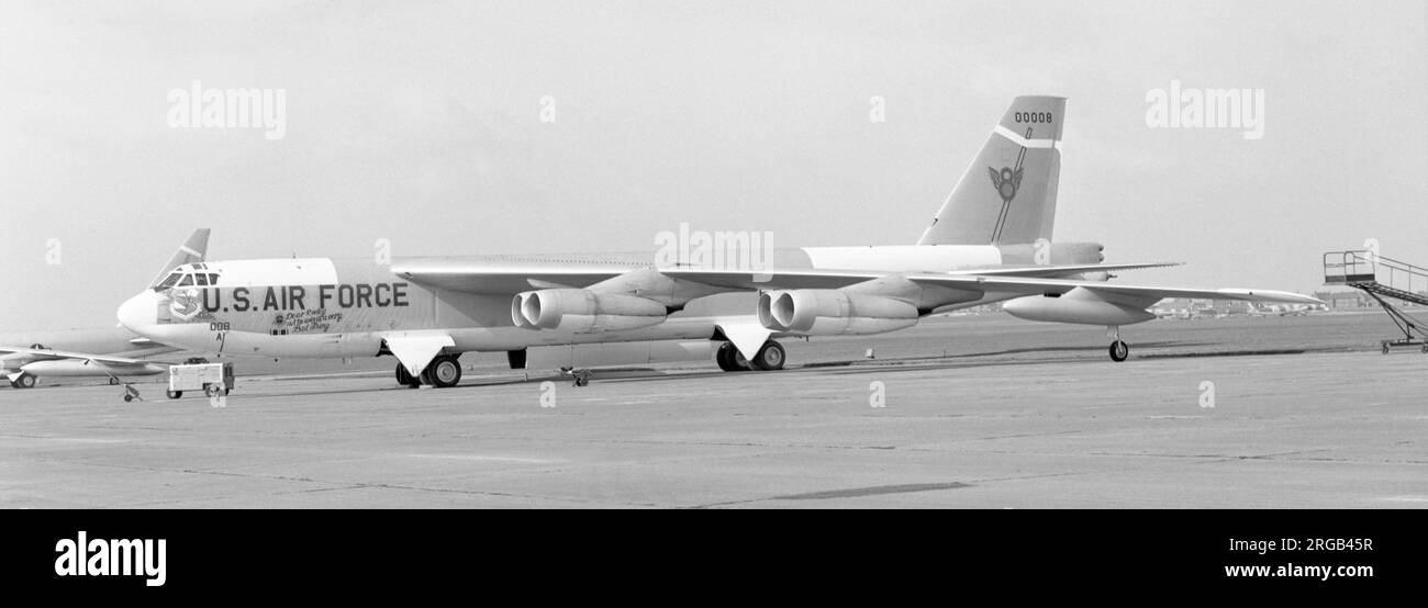United States Air Force - Boeing B-52H-135-BW Stratofortress 60-0008 (msn 464373) des Bombardement-Flügels von 19., mit einer humorvollen Überschrift auf der Nase: "Lieber Rocky, nicht zu gewinnen ist eine sehr schlechte Sache". Gesehen auf der RAF Marham, für den Riesenschlag/Double Top vom 1967. März, USAF/RAF Bombing and Navigation Competition, neben der B-52F 57-0039 vom 93. BW geparkt, mit einheimischen RAF Victor Bombern im Hintergrund. Im März 1967 wurde er mit dem 2. Bombenflügel als „Flamingo Flier“ ausgezeichnet. Wurde 2008 mit dem 2. BW als „Lucky Lady IV“ ausgezeichnet. Aktiv bei der 20. Bombenstaffel im März 2012 Stockfoto