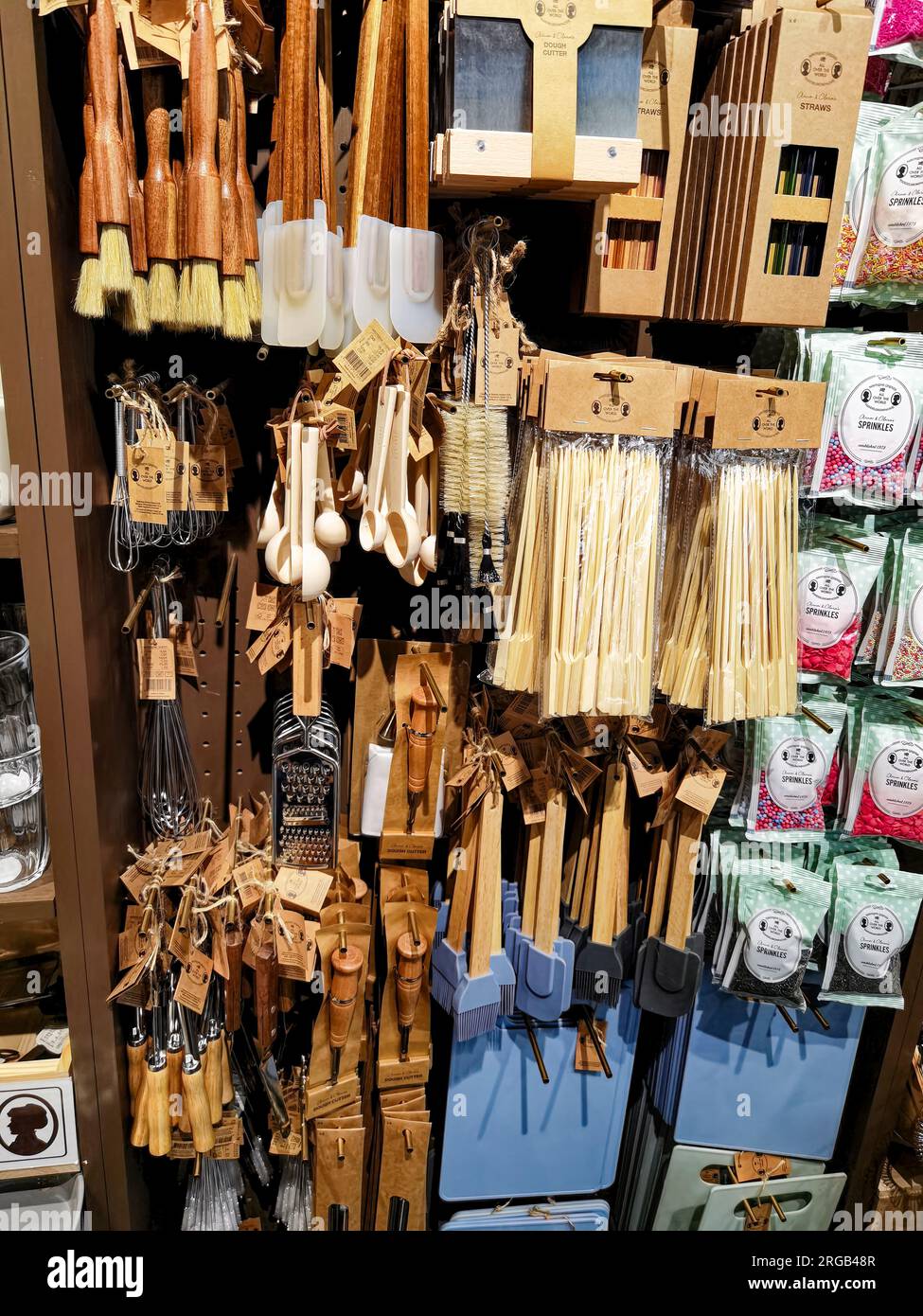 Berlin, Deutschland - 2. Februar 2023: Farbenfrohe Ausstellung in einem Shop für Dekorationen, Schnickschnack und Haushaltswaren. Stockfoto