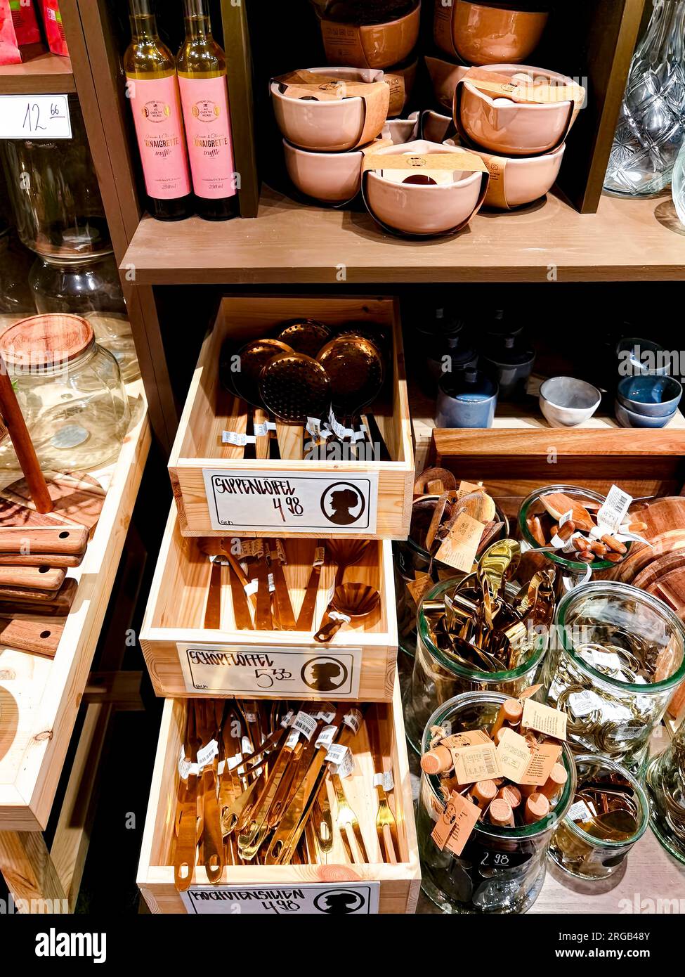 Berlin, Deutschland - 2. Februar 2023: Farbenfrohe Ausstellung in einem Shop für Dekorationen, Schnickschnack und Haushaltswaren. Stockfoto