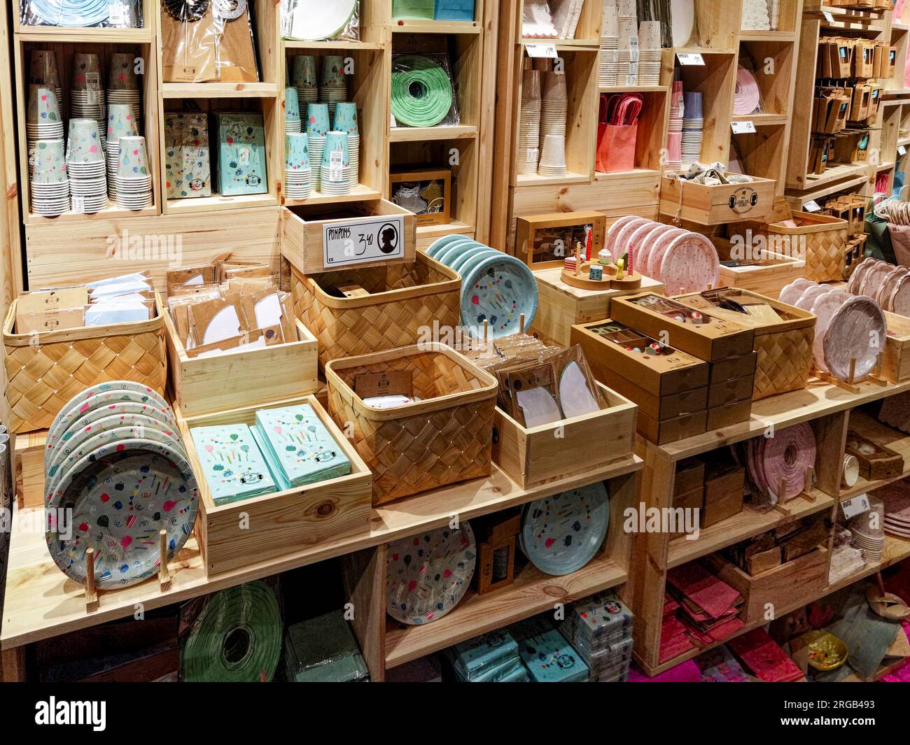 Berlin, Deutschland - 2. Februar 2023: Farbenfrohe Ausstellung in einem Shop für Dekorationen, Schnickschnack und Haushaltswaren. Stockfoto