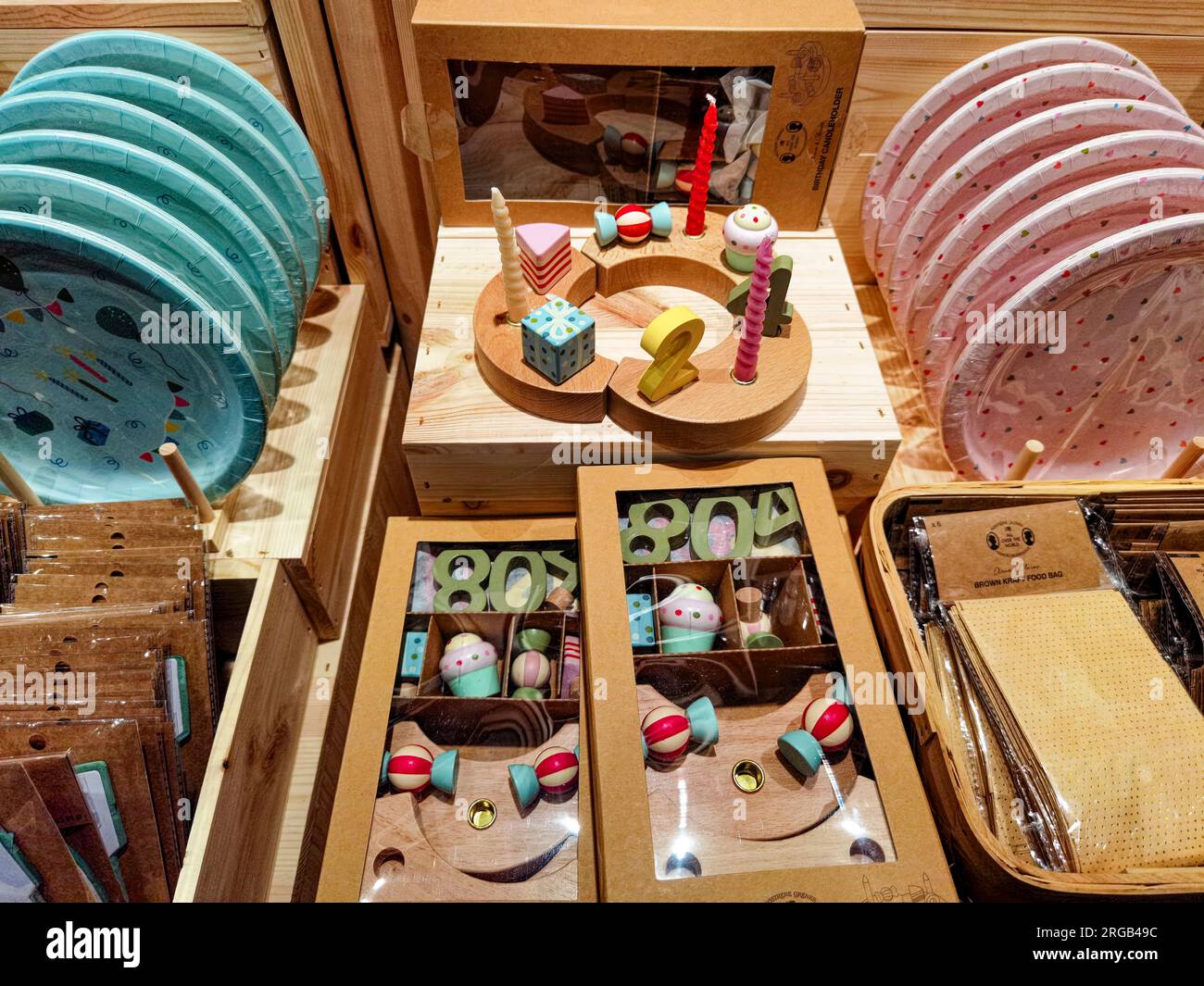 Berlin, Deutschland - 2. Februar 2023: Farbenfrohe Ausstellung in einem Shop für Dekorationen, Schnickschnack und Haushaltswaren. Stockfoto