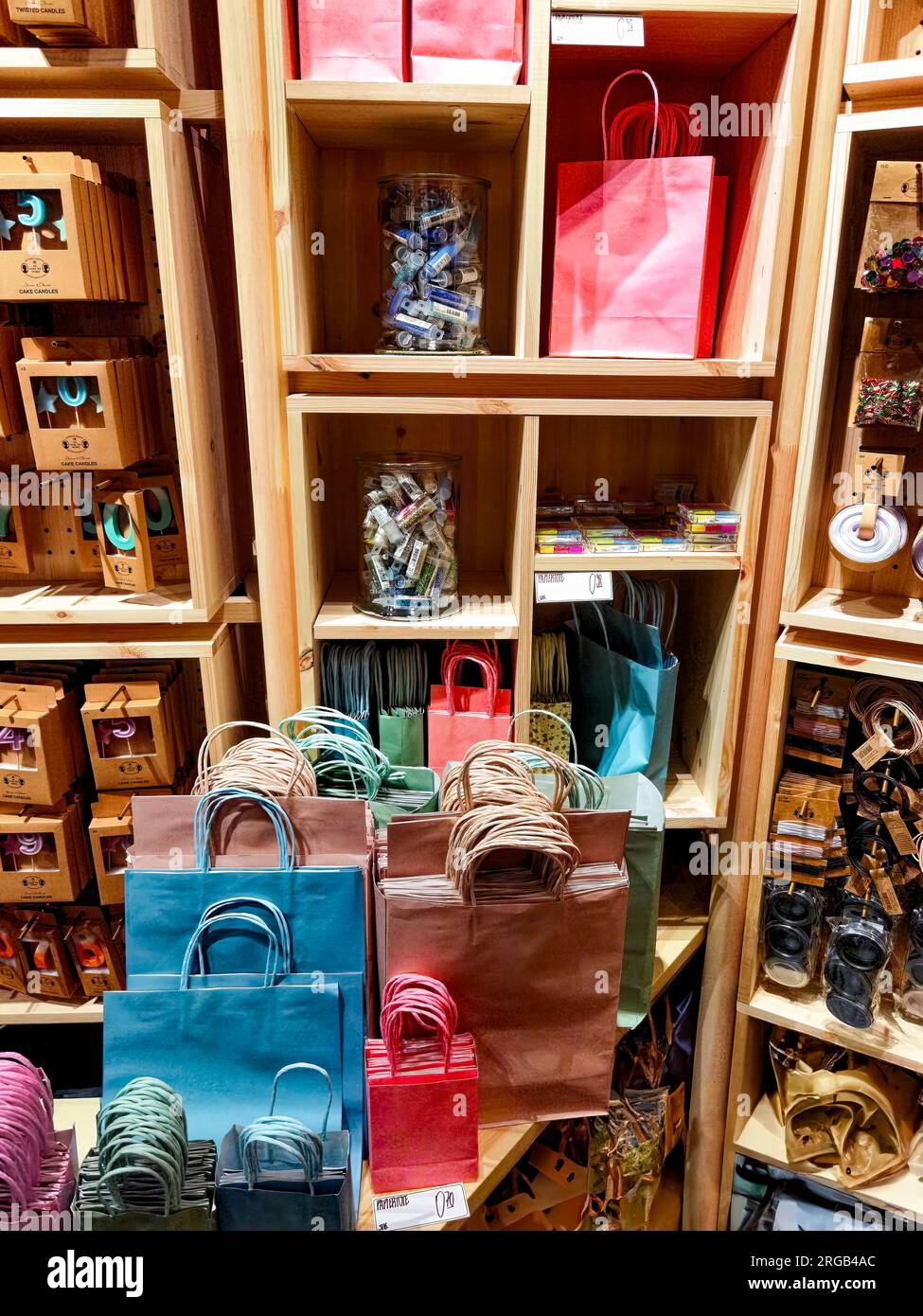 Berlin, Deutschland - 2. Februar 2023: Farbenfrohe Ausstellung in einem Shop für Dekorationen, Schnickschnack und Haushaltswaren. Stockfoto