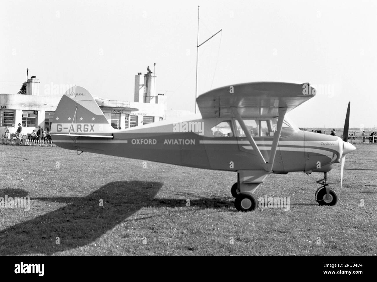 Piper PA-22-150 Tri-Pacer G-ARGX (msn 22-7616) von Oxford Aviation, außerhalb des Clubhauses, am Flughafen Newcastle, am 21. Mai 1961. Stockfoto