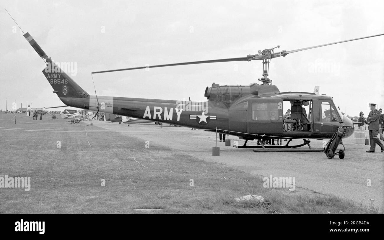 United States Army â€“ Bell UH-1B-BF Iroquois 38456 (msn ), auf der RAF Wethersfield, am 8. Mai 1964. Stockfoto