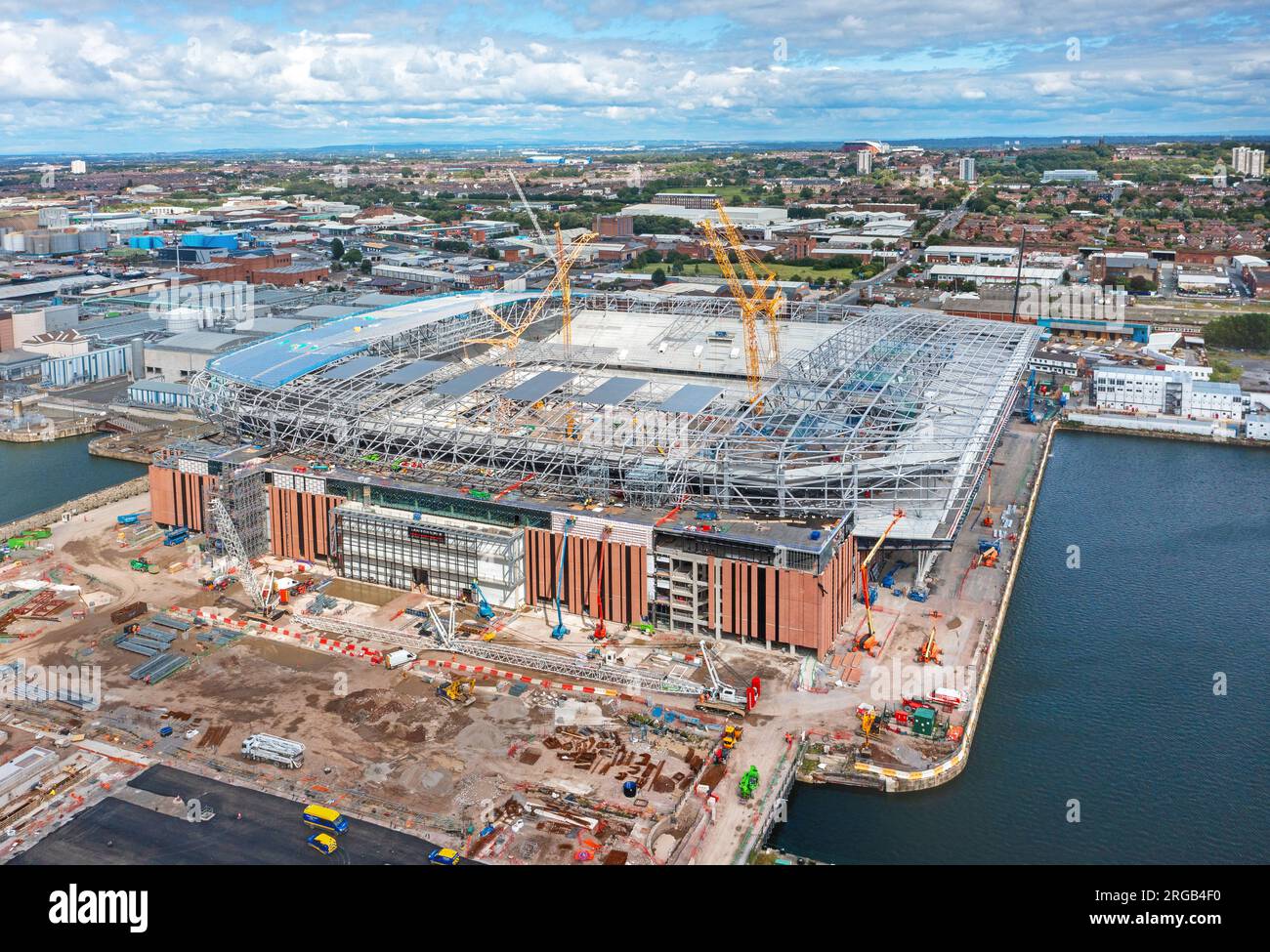 Liverpool, Vereinigtes Königreich. 08.07.2023 das neue Stadion des Everton Football Club wird am Bramley Moore Dock entlang des Flusses Mersey gebaut. 7. August 2023. Stockfoto