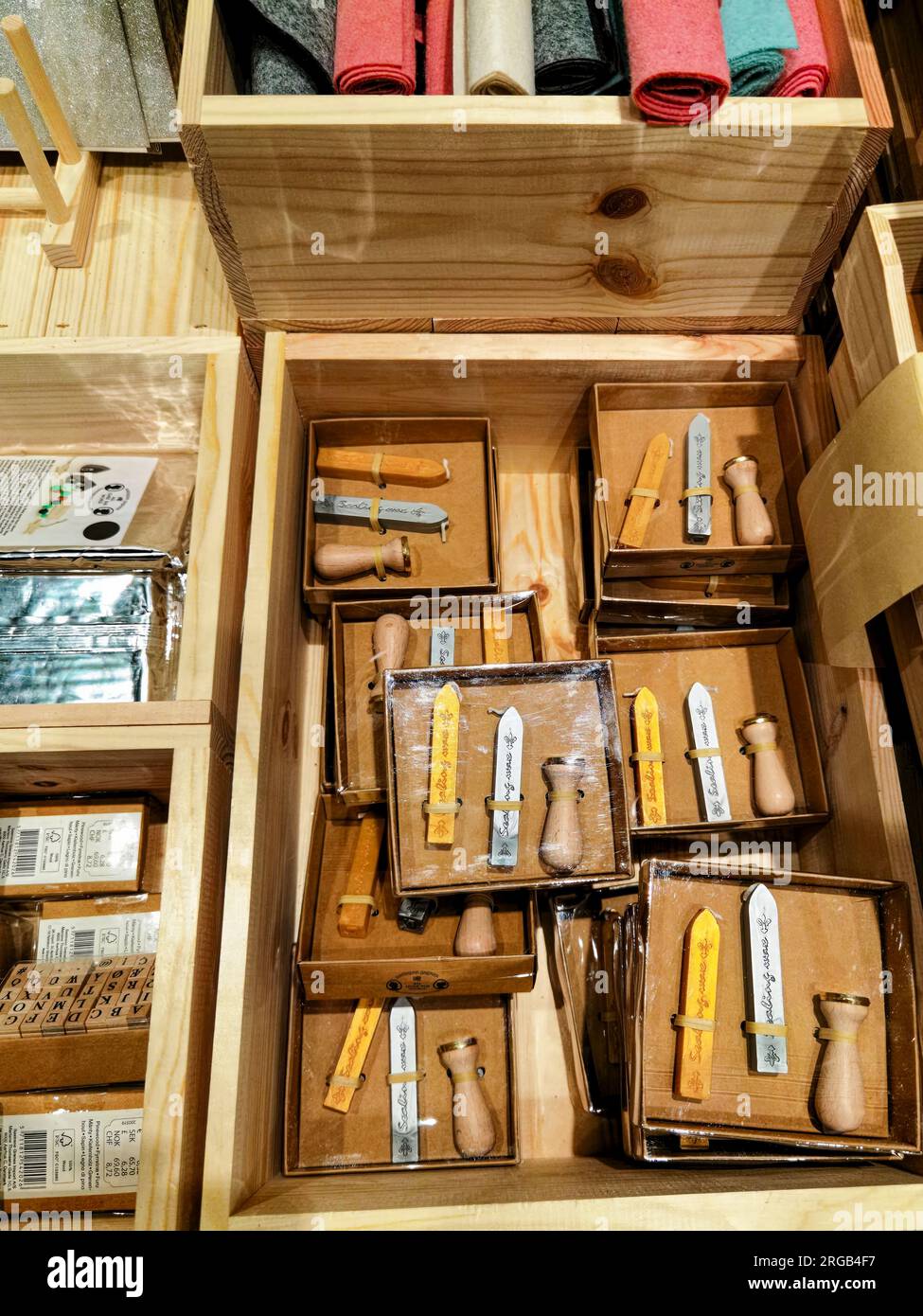 Berlin, Deutschland - 2. Februar 2023: Farbenfrohe Ausstellung in einem Shop für Dekorationen, Schnickschnack und Haushaltswaren. Stockfoto