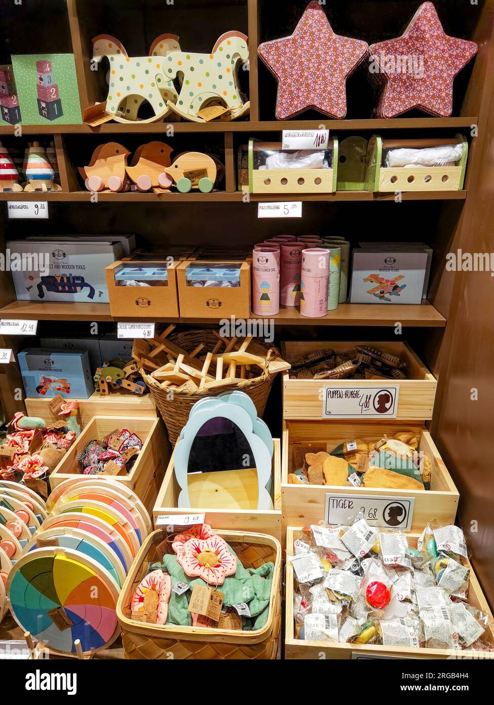 Berlin, Deutschland - 2. Februar 2023: Farbenfrohe Ausstellung in einem Shop für Dekorationen, Schnickschnack und Haushaltswaren. Stockfoto