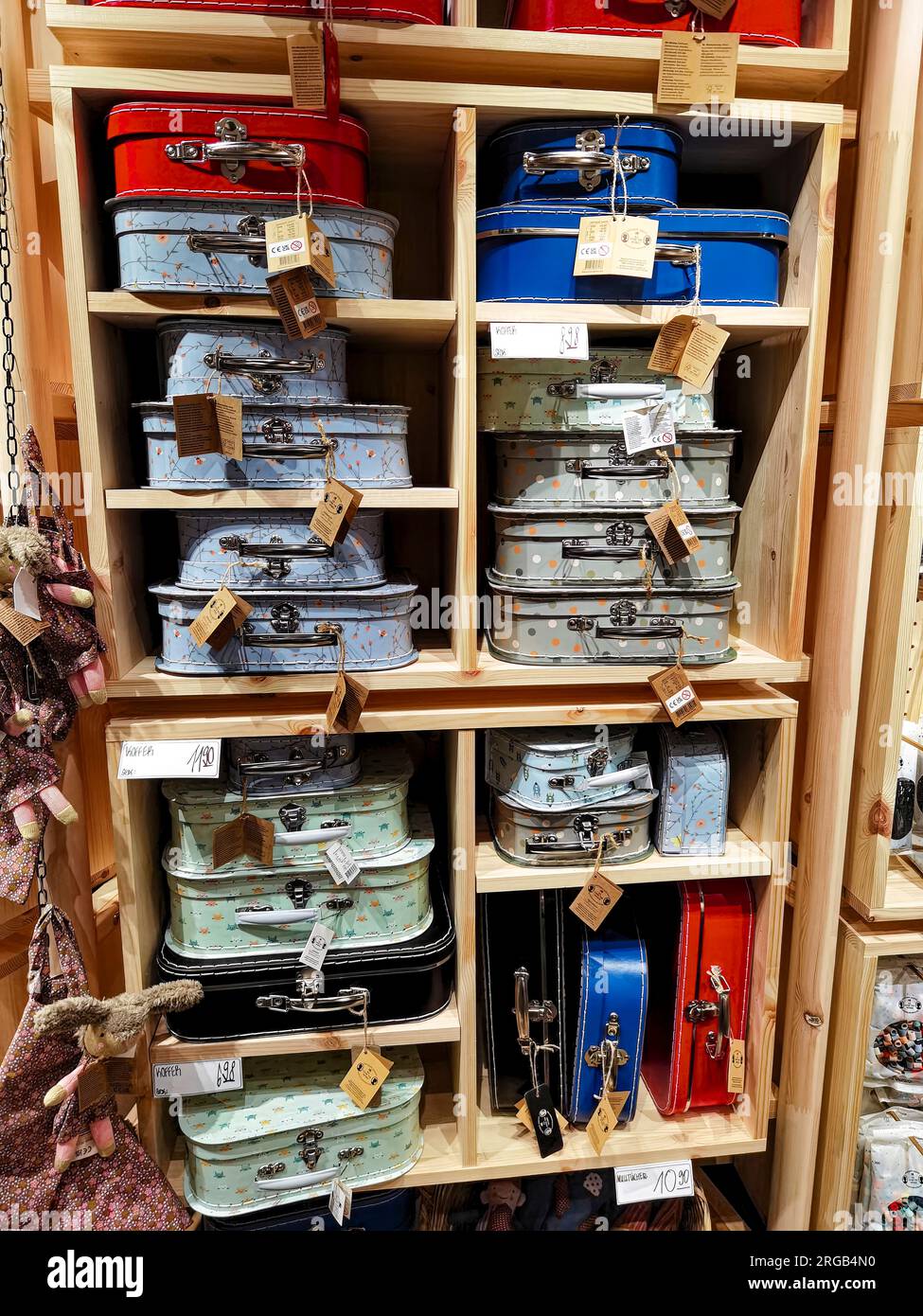 Berlin, Deutschland - 2. Februar 2023: Farbenfrohe Ausstellung in einem Shop für Dekorationen, Schnickschnack und Haushaltswaren. Stockfoto