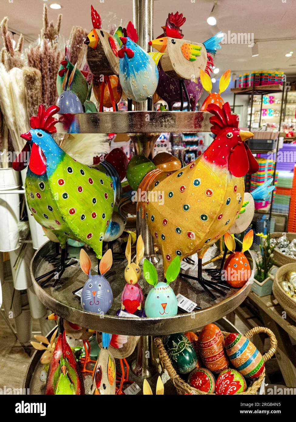 Berlin, Deutschland - 2. Februar 2023: Farbenfrohe Ausstellung in einem Shop für Dekorationen, Schnickschnack und Haushaltswaren. Stockfoto