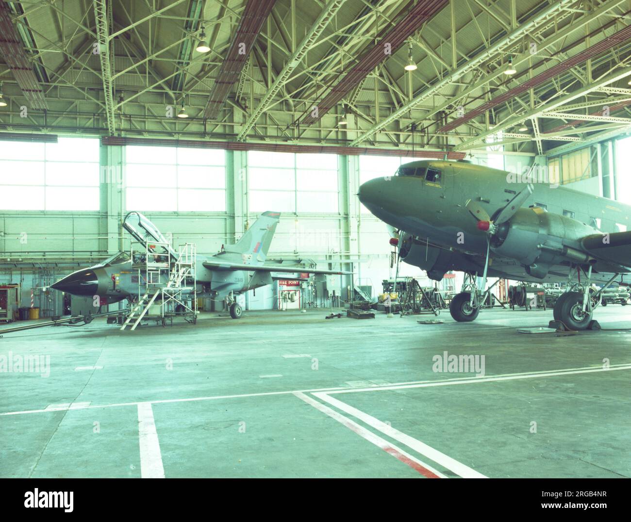 Royal Air Force - Panavia Tornado GR.1 ZD849 „AJ-F“, von Nr. 617 (Dambusters) Squadron, mit dem Battle of Britain Memorial Flight Dakota, in einem Hangar bei RAF Marham. Stockfoto