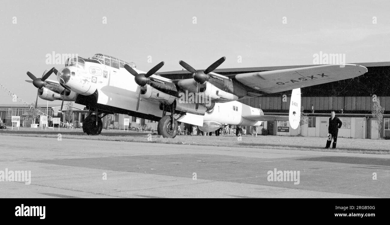 Avro Lancaster ASR.VII G-ASXX (ex NX611, ex Aeronavale), auf der Biggin Hill Air Fair im Mai 1965, kurz nach der Ankunft in Großbritannien von Tahiti. Dieses Flugzeug wird im Lincolnshire Aviation Heritage Centre, East Kirkby, in Lincolnshire (2021) wieder in den flugtauglichen Status versetzt. Stockfoto