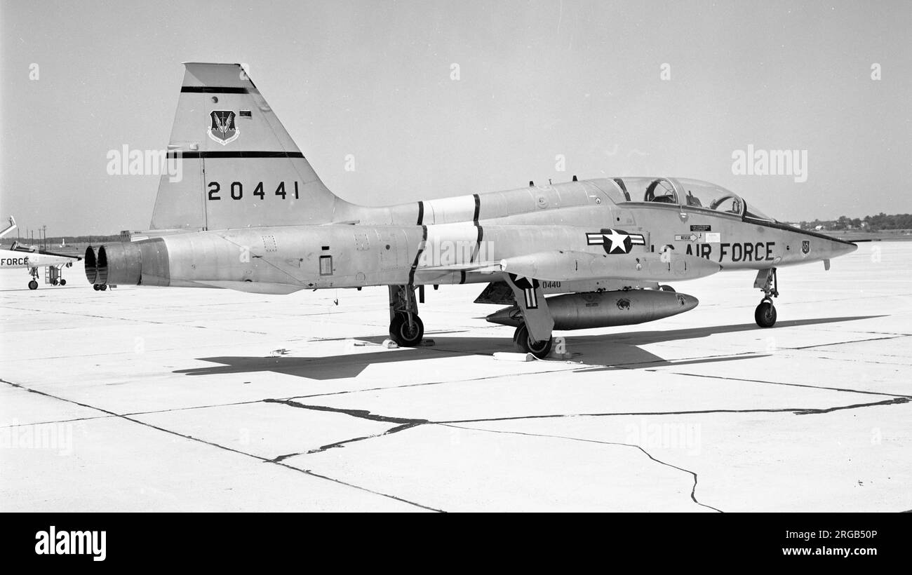 United States Air Force - Northrop F-5B-50-NO Freedom Fighter 20441 (msn N.8092, 72-0441), vom 425. taktischen Kampfgeschwader - 405. taktischer Trainingsflügel, Luftwaffenstützpunkt Luke im Juni 1981. Umgewandelt in GF-5B, als Lehrflugzeugzelle am Boden. Bekannt im Pima Air and Space Museum, Arizona, gemalt als 60441. Stockfoto