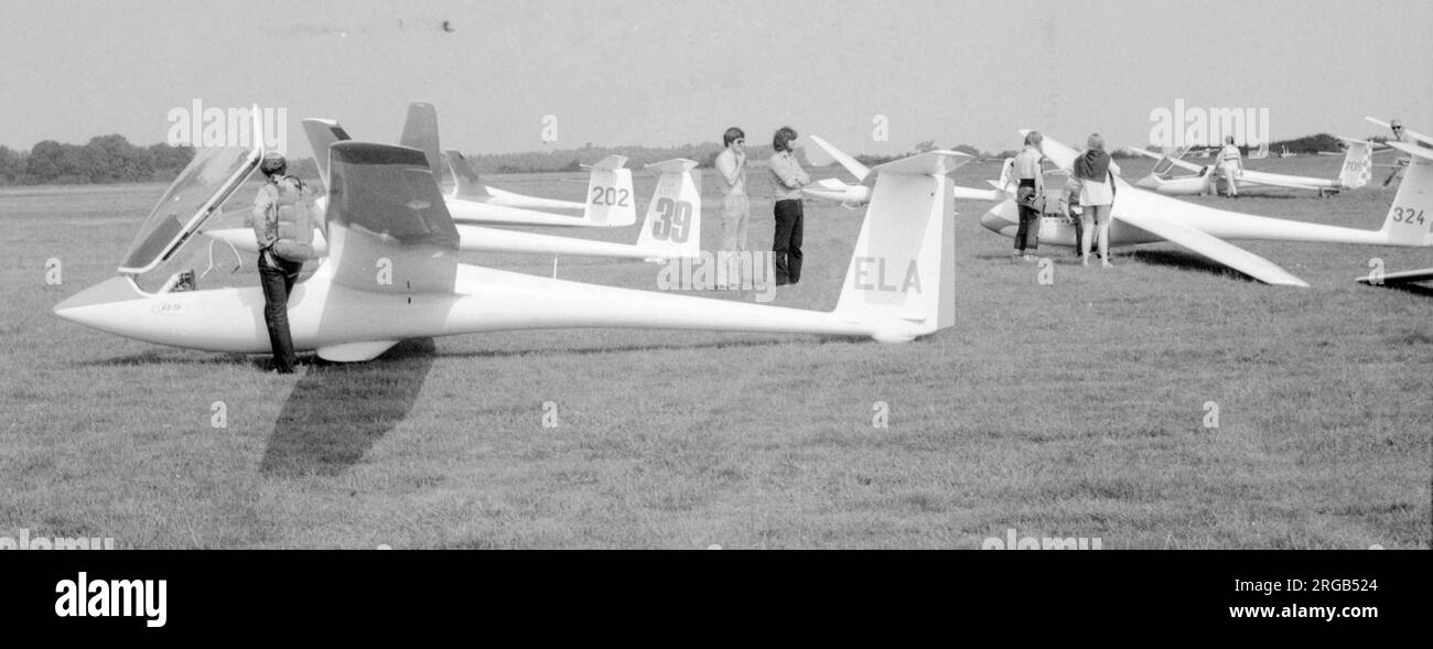 Schleicher ASW-19B „ELA“, mit einigen der anderen Wettbewerber im Netz, wartet auf die Wetterentwicklung, bei einem regionalen Gleitflugwettbewerb in den 1980er Jahren. Stockfoto