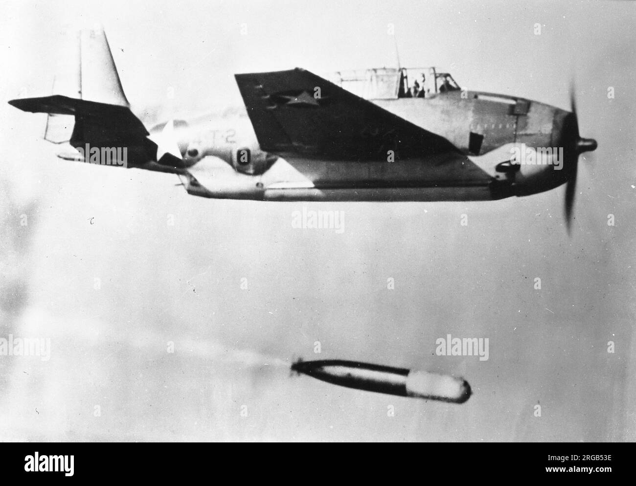 United States Navy - Grumman TBF-1 Avenger '4-T-2' von VT-4 wirft einen Torpedo ab. (Die Abgasleitung vom Torpedomotor beachten). Stockfoto