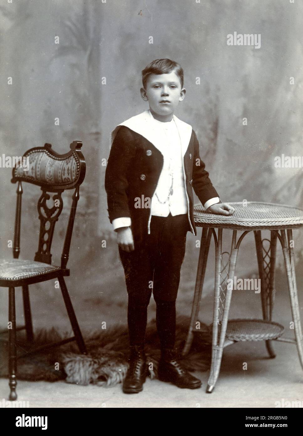 Ein Junge im Fotografen-Studio Stockfoto