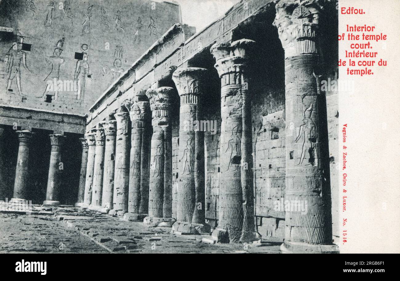 Der Innenhof des Edfu Tempels befindet sich am Westufer des Nils in Edfu, Oberägypten. Stockfoto