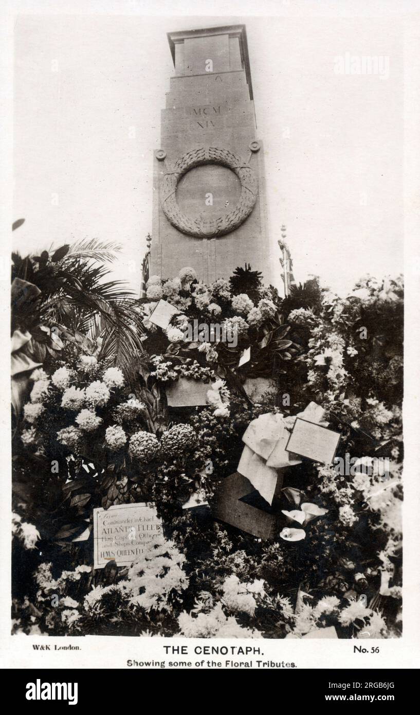 The Cenotaph, Whitehall, London - einige der Blumengewächse liegen unter dem Denkmal am Gedenktag. Das von Edwin Lutyens entworfene Denkmal wurde zwischen 1919 und 1920 aus Portlandstein von Holland, Hannen und Cubitts erbaut Stockfoto