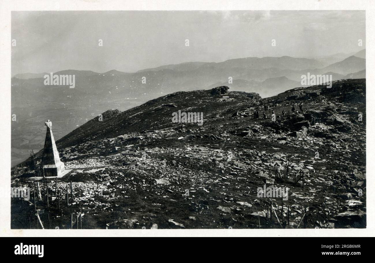 Denkmal für Eugenie de Montijo auf dem Gipfel des Larrun (La Rhune), einem Berg am westlichen Ende der Pyrenäen. Es liegt an der Grenze zwischen Frankreich und Spanien, wo sich die traditionellen baskischen Provinzen Labord und Navarra treffen. Nach Eugenie de Montijos Urlaub in Biarritz seit 1864 und ihren Touren auf den Gipfel wurde der Berg zu einem beliebten Reiseziel für Touristen. Eugenie war Kaiserin der Franzosen von ihrer Ehe mit Kaiser Napoleon III. Am 30. Januar 1853 bis zum Sturz des Imperators am 4. September 1870. Kaiserin Eugenie bestieg 1859 die Rhune. Die Party reist Stockfoto