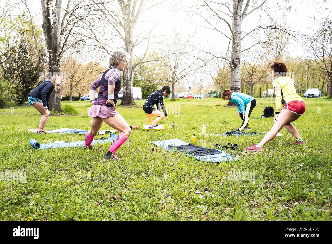 Generationenübergreifende Frauen, die im Freien trainieren, mit Stadtpark im Hintergrund - gesundes und fröhliches Lifestyle-Konzept Stockfoto