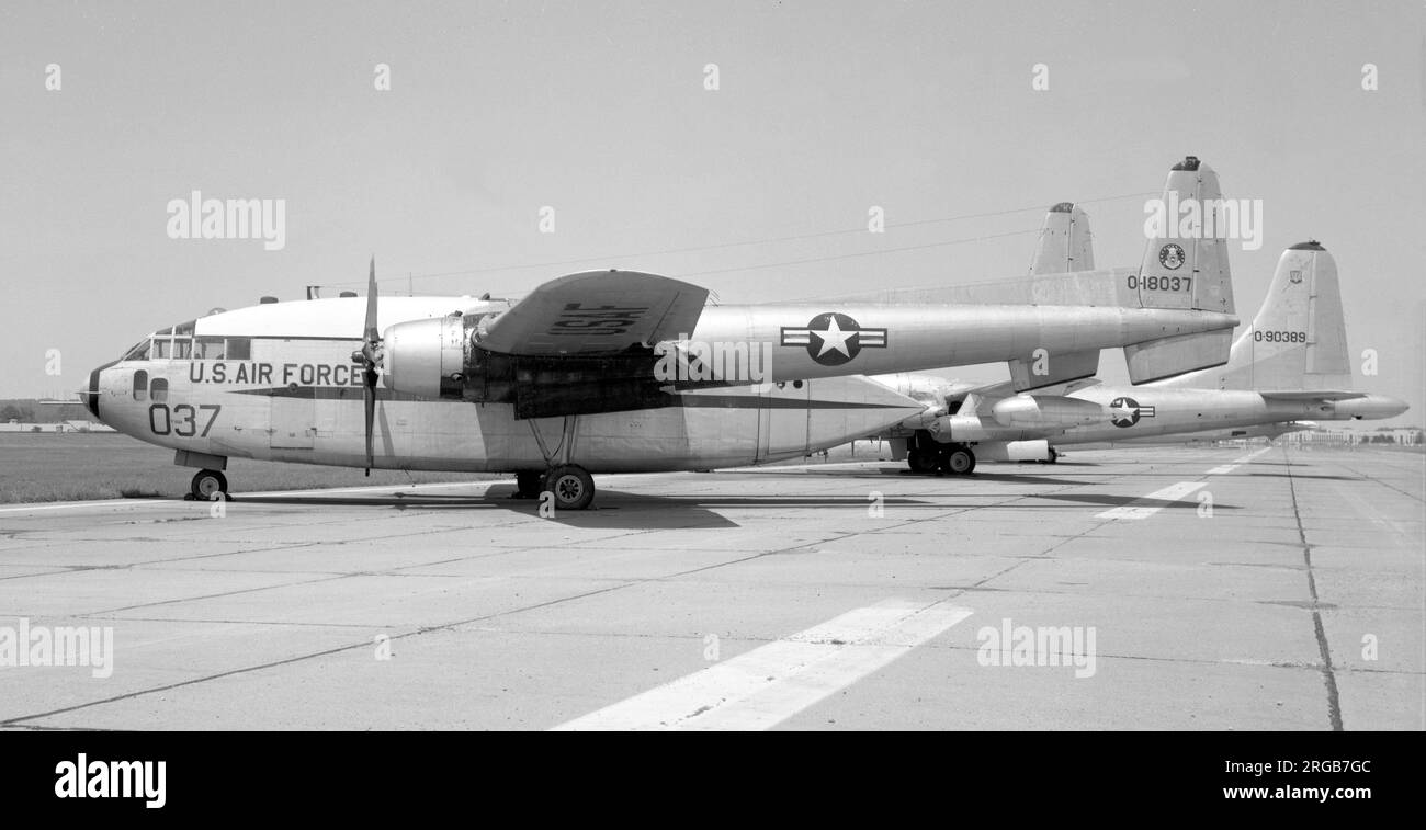 (Ex United States Air Force) - Fairchild C-119F-FA Flying Boxcar O-18037 (msn 10915, 51-8037), in Wright Field, Wright-Patterson AFB, zur Ausstellung im Air Force Museum, mit Boeing KB-50J 49-0389. Geliefert am 2. Juni 1953 an USAF AS C-119F. Wurde 456. Truppen-Carrier zugeteilt und 1958 zur Umrüstung als Bergungsflugzeug für Discoverer Reconnaissance Satellitenfilm-Rückgabekapseln nach Fairchild zurückgeschickt. Die weltweit erste Rückgewinnung einer Kapsel aus einem Satelliten in der Luft wurde von diesem Flugzeug am 19. August 1960 durchgeführt, als die Kapsel aus dem Discoverer XIV in 8.000 Fuß gefunden wurde Stockfoto
