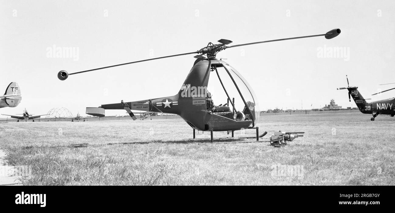 United States Army – Hiller YH-32-UH Hornet 55-4963 (msn 7), auf einer Luftausstellung auf einer US Naval Air Station (beachten Sie den einflügeligen Heckrotor und den tragbaren Startmotor, der neben dem Hubschrauber liegt). Der Hiller YH-32 Hornet (Firmenbezeichnung HJ-1) war ein amerikanischer ultraleichter Hubschrauber, der Anfang der 1950er Jahre von Hiller-Flugzeugen gebaut wurde. Es war ein kleines und einzigartiges Design, da es von zwei Hiller 8RJ2B Ramjet-Motoren angetrieben wurde, die auf den Rotorschaufelspitzen montiert waren, die jeweils 13lbs kg wiegen und eine Leistung von 45 PS für insgesamt 90 PS liefern. Die Versionen des HJ-1 Hornet wurden für die Vereinigten entwickelt Stockfoto