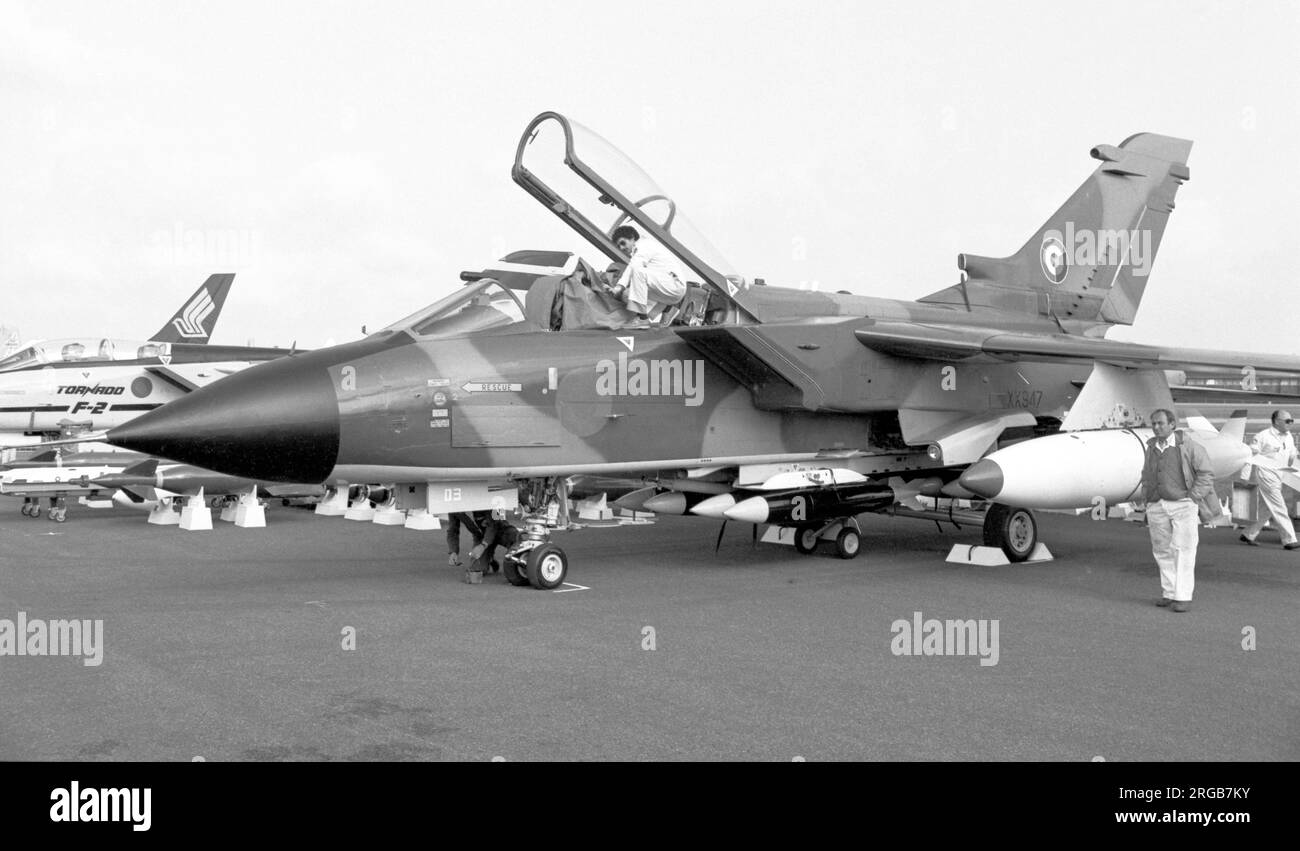 Panavia Tornado XX947 (msn P03/2003), das dritte Prototyp-/Entwicklungsflugzeug, auf der 1980 SBAC Farnborough Airshow am 6. September 1980. Am 05. August 1975 erstmals geflogen, als 8797M zu Lehraufgaben am Boden abgestuft, am 09. Dezember 2003 nach Shoreham umgezogen und derzeit bei der P.S. Aero B.V. Museum, Baarlo, in den Niederlanden. Stockfoto