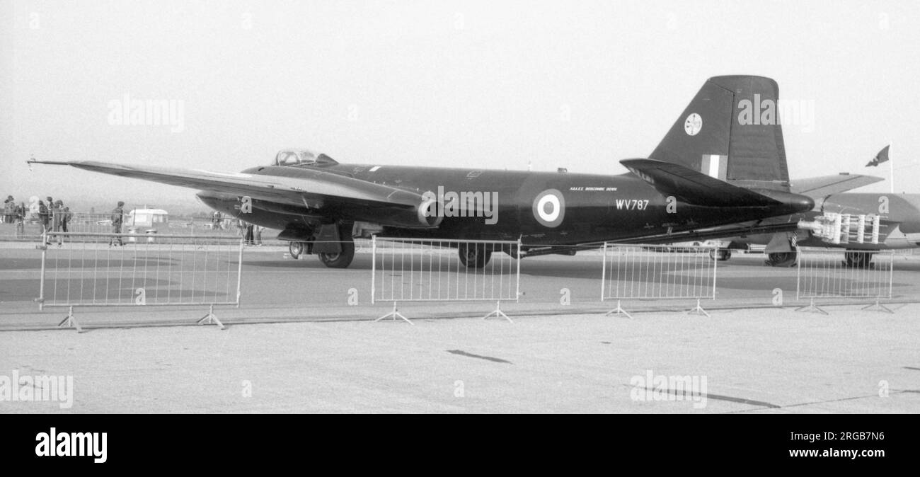 Aeroplane & Armament Experimental Establishment - English Electric Canberra B.2 WV787 (msn 71644), Wassersprühtanker für Vereisungstests, bei der RAF Greenham Common am 27. Juni 1981 für das 1981 International Air Tattoo. Das Flugzeug, das den Test benötigte, flog hinter der Wassersprühleiste des WV787, die am äußersten Ende des Rumpfs zu sehen war, als Wasser herausgepumpt wurde, um eine künstliche Wolke zu erzeugen. Stockfoto