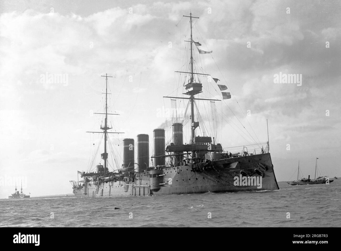 Royal Navy - HMS Leviathan, ein gepanzerter Kreuzer der Drake-Klasse. HMS Leviathan war einer von vier gepanzerten Kreuzschiffen der Drake-Klasse, die um 1900 für die Royal Navy gebaut wurden. Sie wurde nach Abschluss der Arbeiten in die China Station eingewiesen und diente dann 1905-06 in der Mittelmeerflotte. Sie wurde 1907 dem 7. Kreuzer-Geschwader zugeteilt, bevor sie kurz auf Reserve reduziert wurde. Leviathan wurde 1909 für den Einsatz beim 4. Kreuzer-Geschwader wieder in Betrieb genommen, bevor sie 1913 in die Reserve gestellt wurde. Sie wurde Mitte 1914 wieder in Betrieb genommen und zu Beginn der Welt dem 6. Kreuzer-Geschwader der Grand Fleet zugeteilt Stockfoto