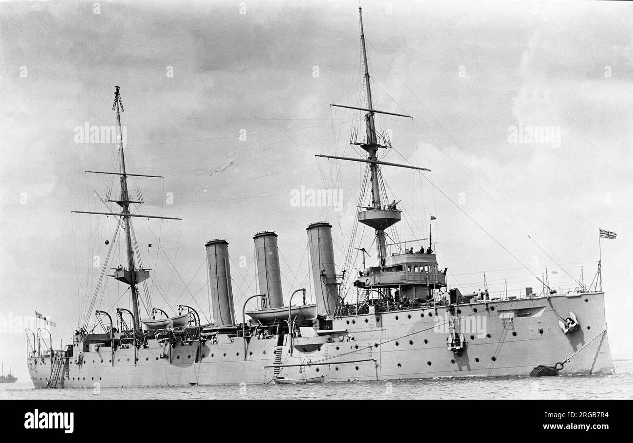 Royal Navy - HMS Encounter, ein geschützter 2.-Klasse-Cruiser der Challenger-Klasse, der von der Royal Navy (RN) und der Royal Australian Navy (RAN) bei Begegnung mit HMAS betrieben wird. Encounter wurde von HM Dockyard Devonport gebaut, Ende 1905 fertiggestellt und verbrachte die ersten sechs Jahre ihrer Karriere mit der Australia Squadron der RN, bevor sie in die neu gebildete RAN überging. Im Ersten Weltkrieg wurde der Kreuzer das erste Schiff der RUNS, das in Wut feuerte, als sie Toma Ridge bombardierte. Die Begegnung fand in den Gebieten Neuguinea, Fidschi-Samoa und Malaya bis 1916 statt, als sie nach Australien zurückkehrte Stockfoto