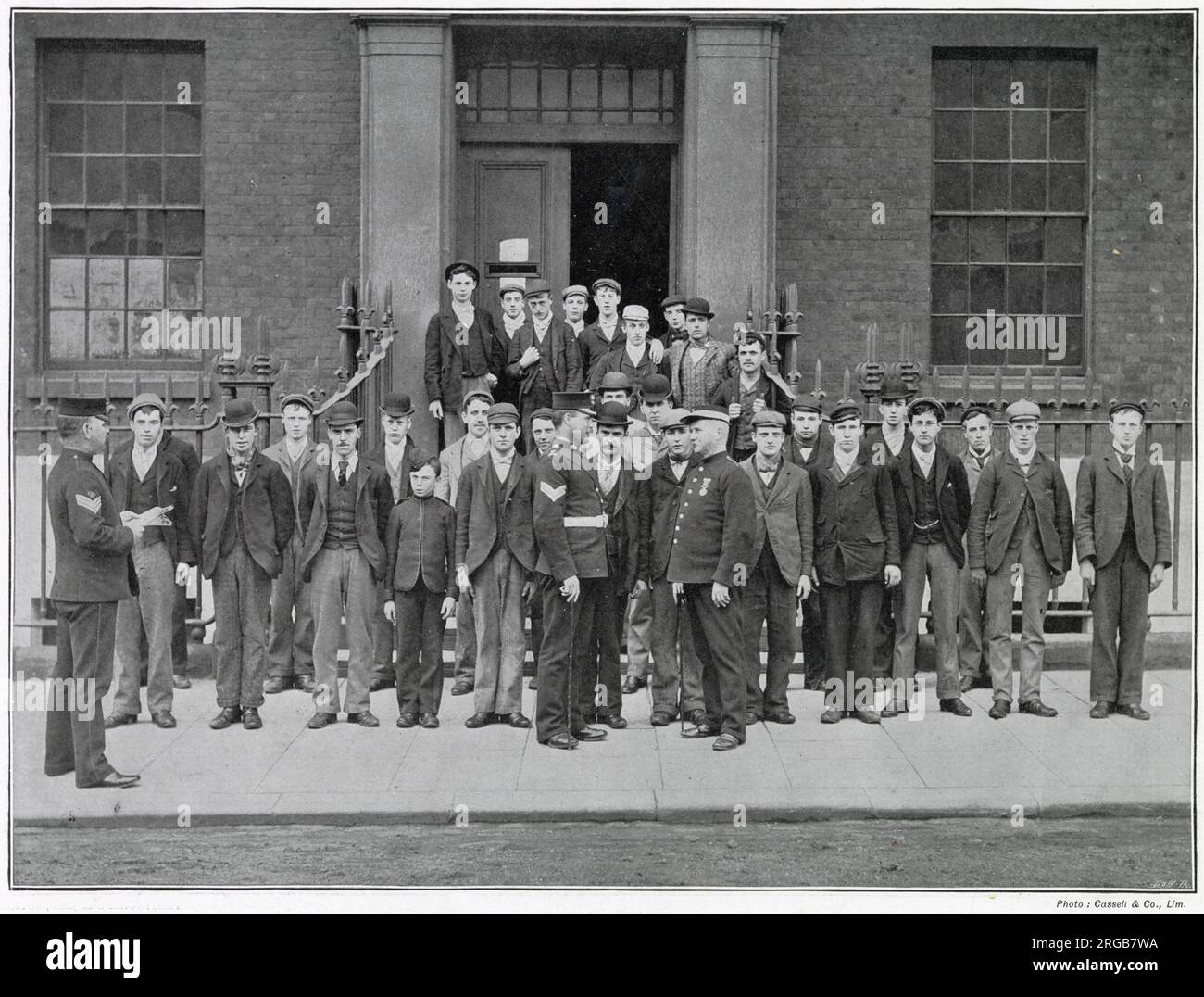 Ein Stapel potenzieller Rekruten, die vor dem Rekrutierungsdepot in St. George's Barracks, London, erstellt wurden. Das Foto zeigt die durchschnittliche Darstellung der Jugend der britischen Nation. Das Kriegsministerium reduzierte die Größe der Infanterie auf 5 Fuß -3 cm und eine 32 cm große Brust während des Burerkrieges der zweiten Rekrutierungswelle. Stockfoto