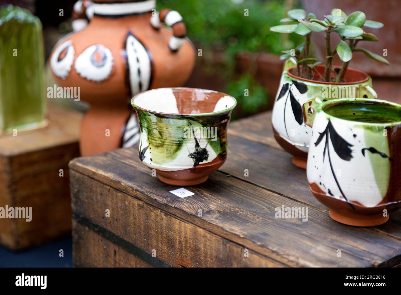Keramikbecher in einem Studio in der Künstlergemeinde Eel Pie Island in Twickenham, London, Großbritannien Stockfoto